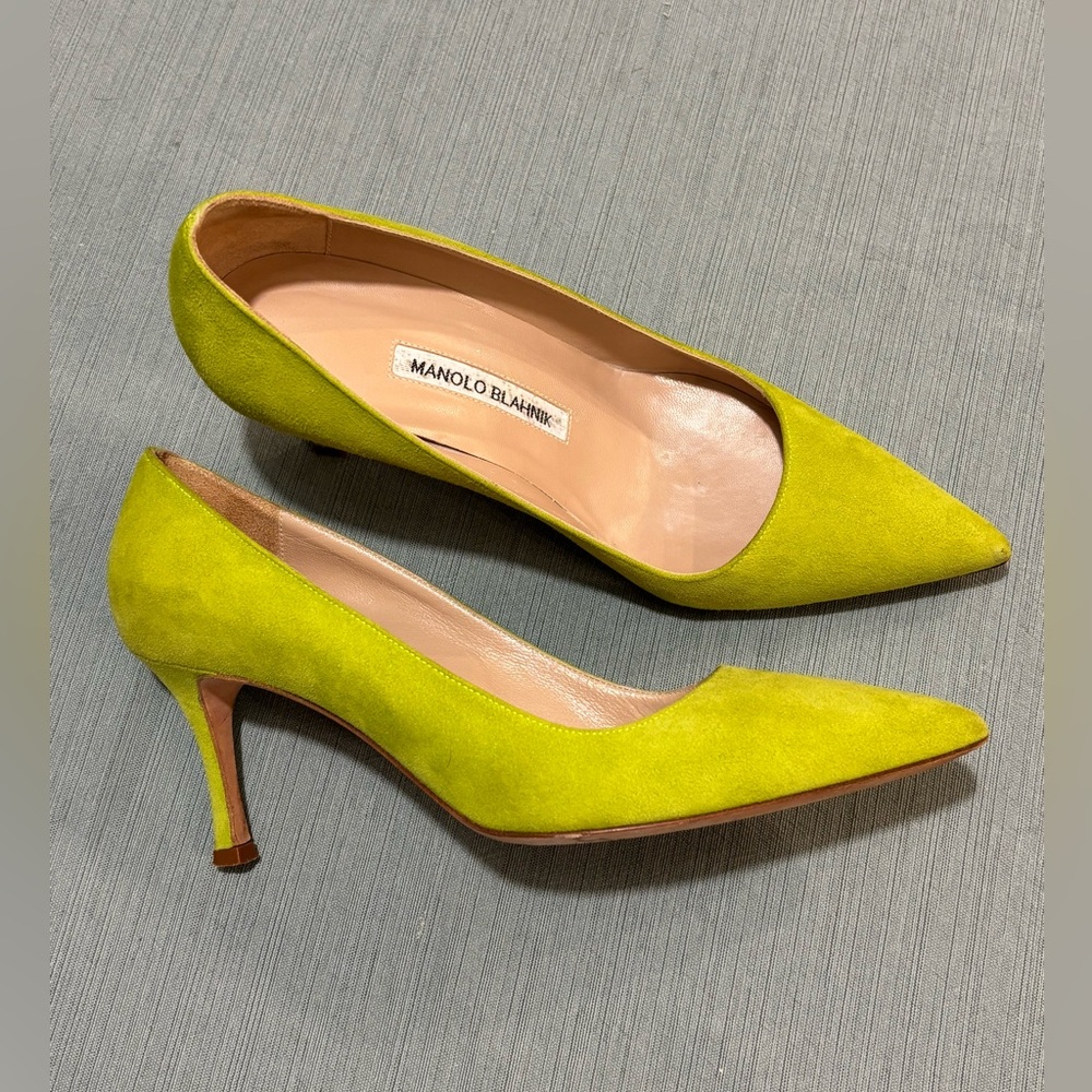 Manolo Blahnik Bright Green Suede Pumps 37